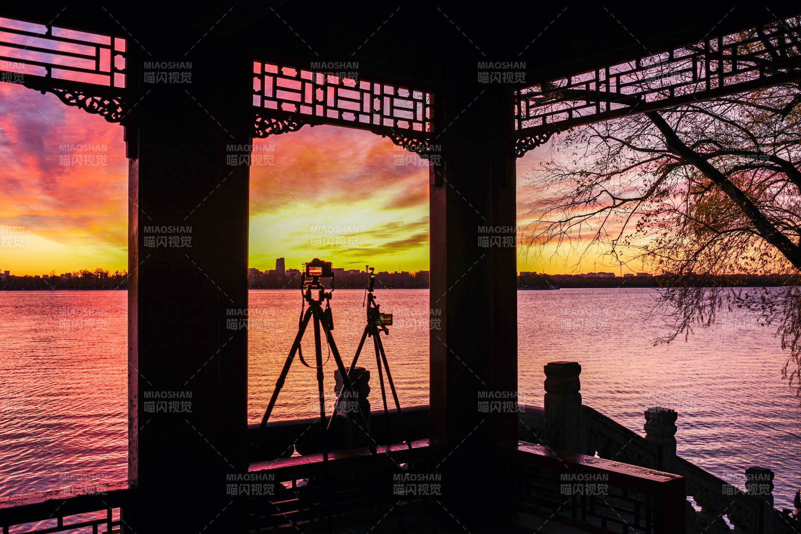 颐和园昆明湖畔夕照亭影图片