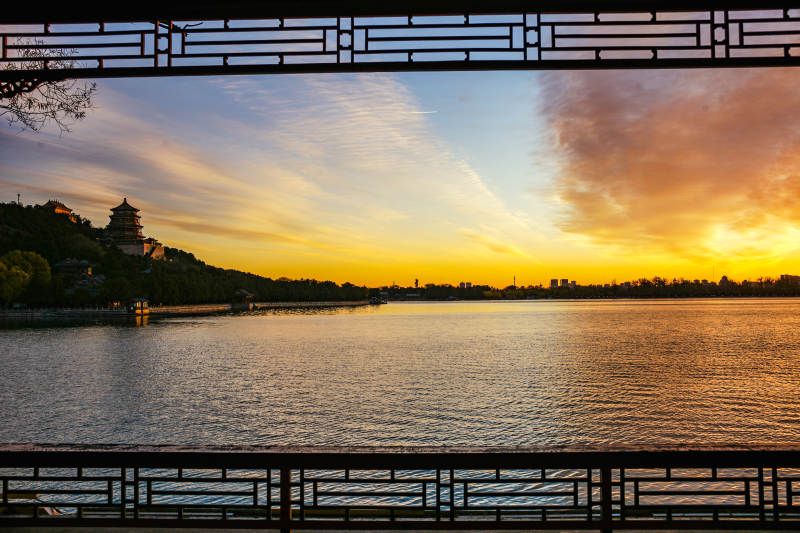 颐和园昆明湖畔夕阳映古塔图片