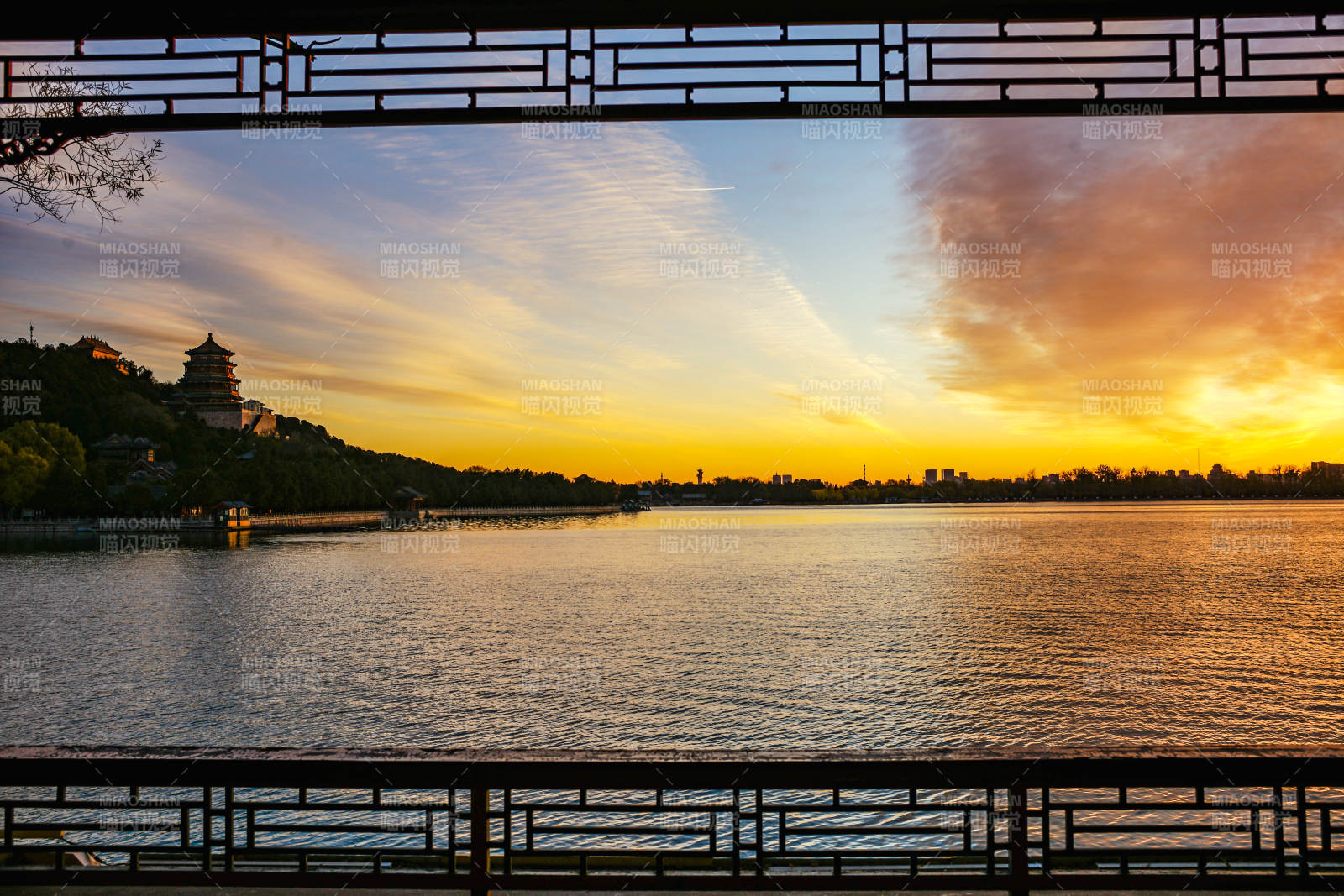 颐和园昆明湖畔夕阳映古塔图片