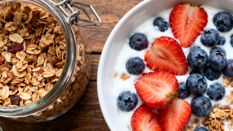 美味早餐燕麦水果酸奶组合图片