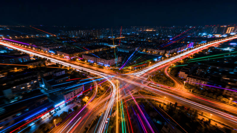 夜景灯光下的城市交通图图片