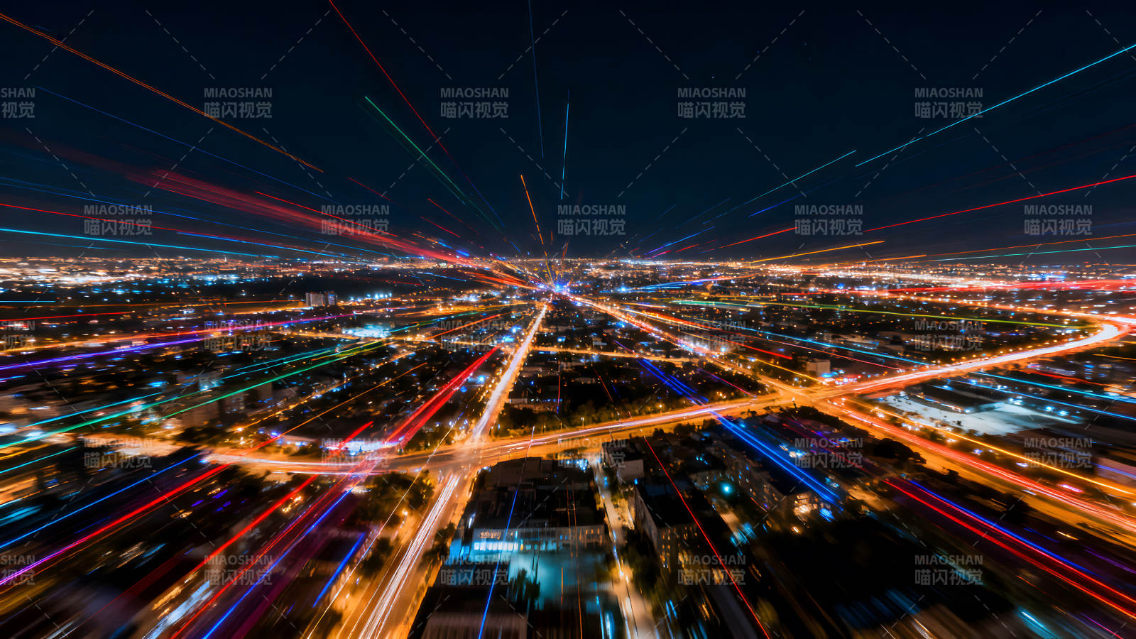 夜景城市光轨交织下的绚丽景象图片