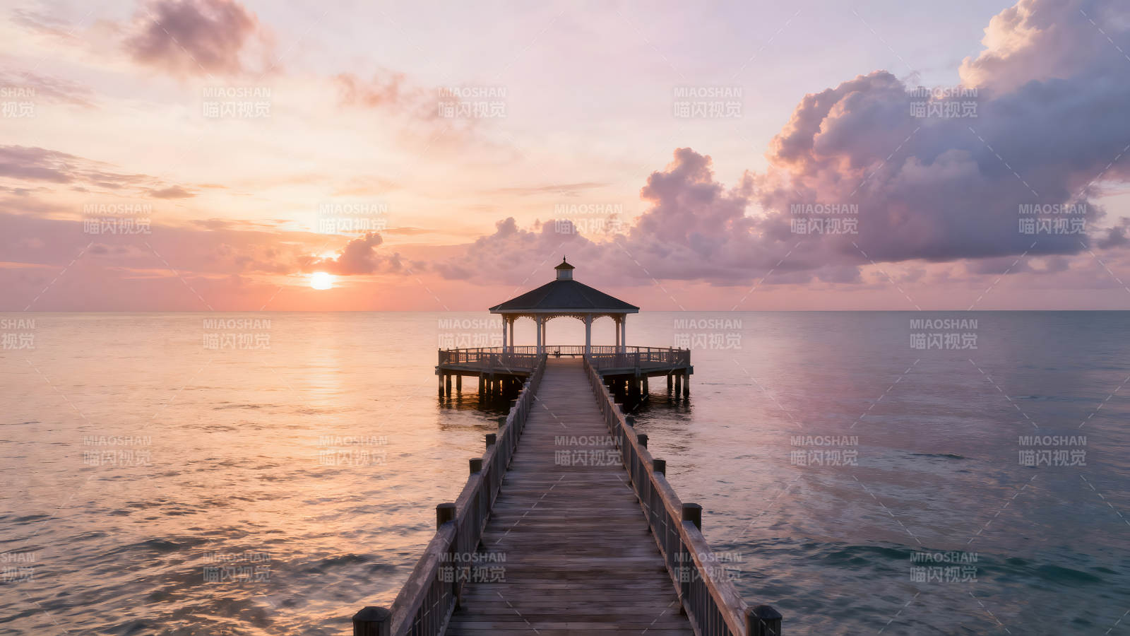 海边木栈道亭子夕阳图片