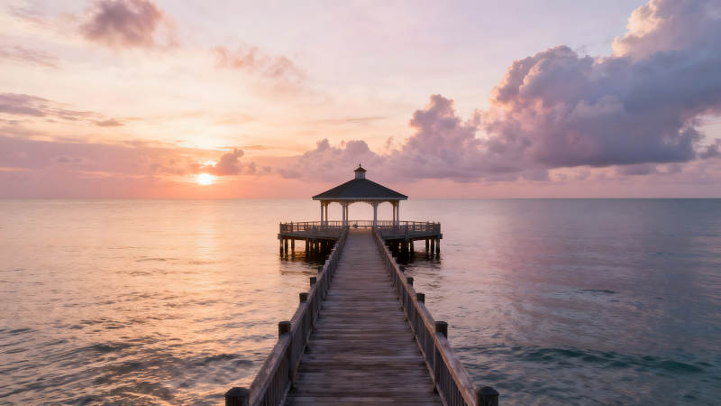 海边木栈道亭子夕阳图片