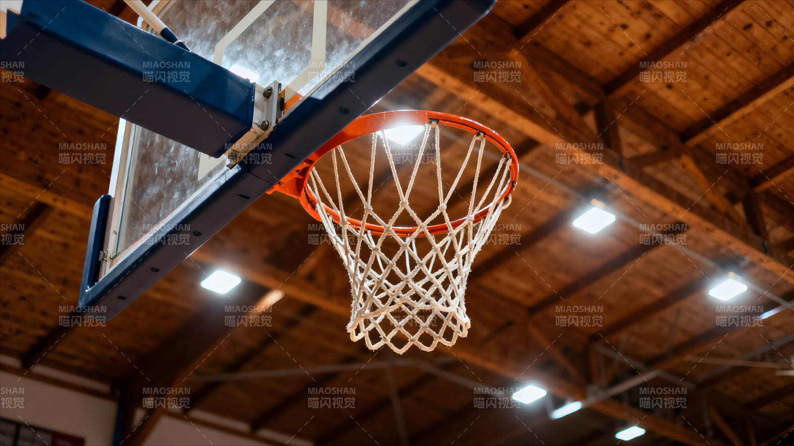 篮球框特写室内灯光木质结构图片