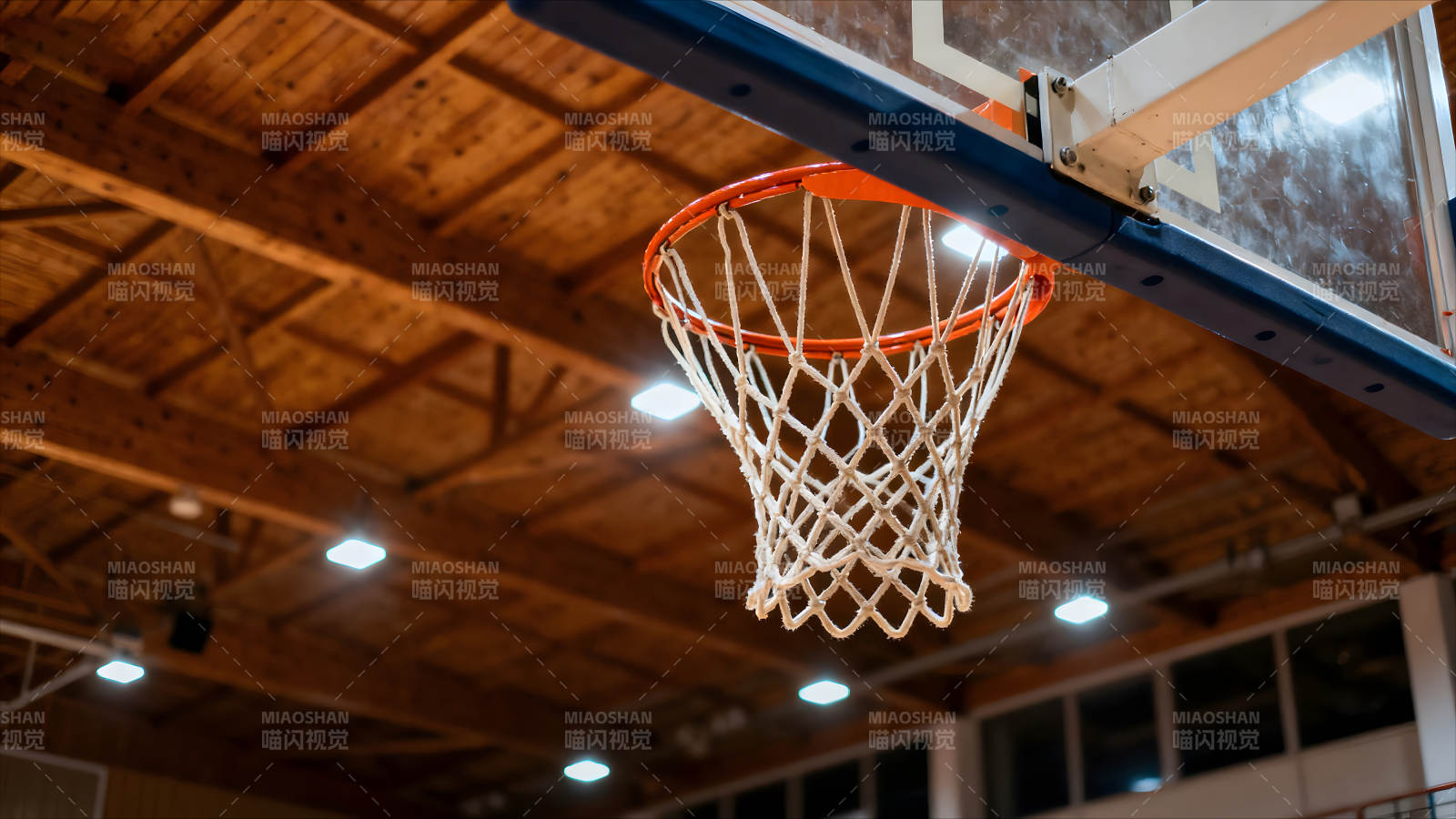 篮球框特写室内灯光木质结构图片
