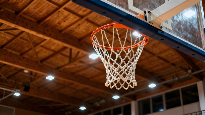 篮球框特写室内灯光木质结构图片