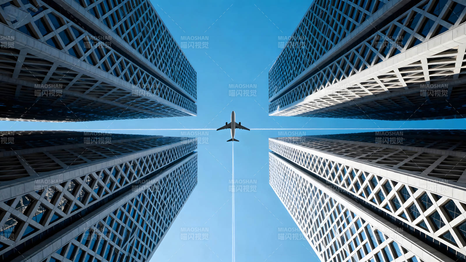 飞机穿梭高楼之间图片