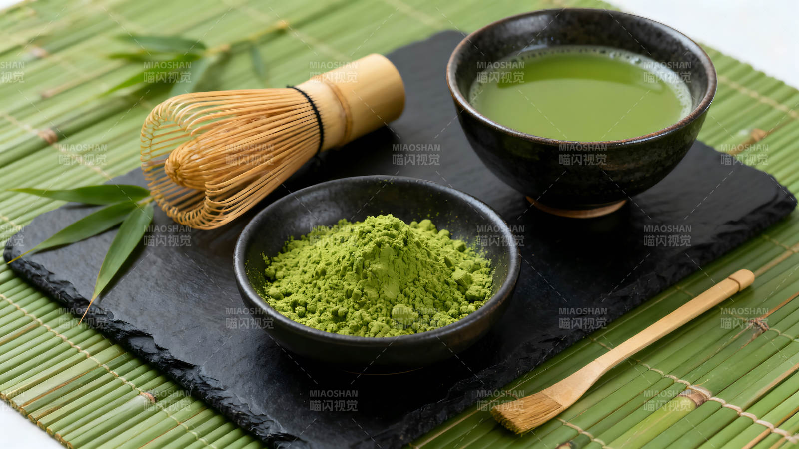 抹茶制作场景细腻绿色茶具齐备图片