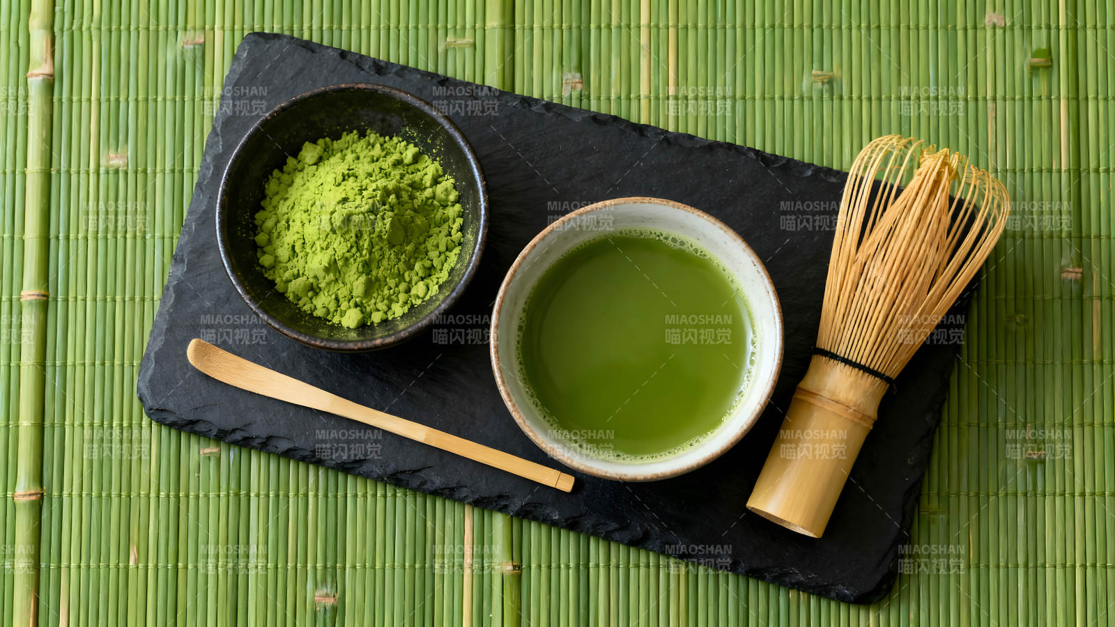 抹茶饮品制作场景图片