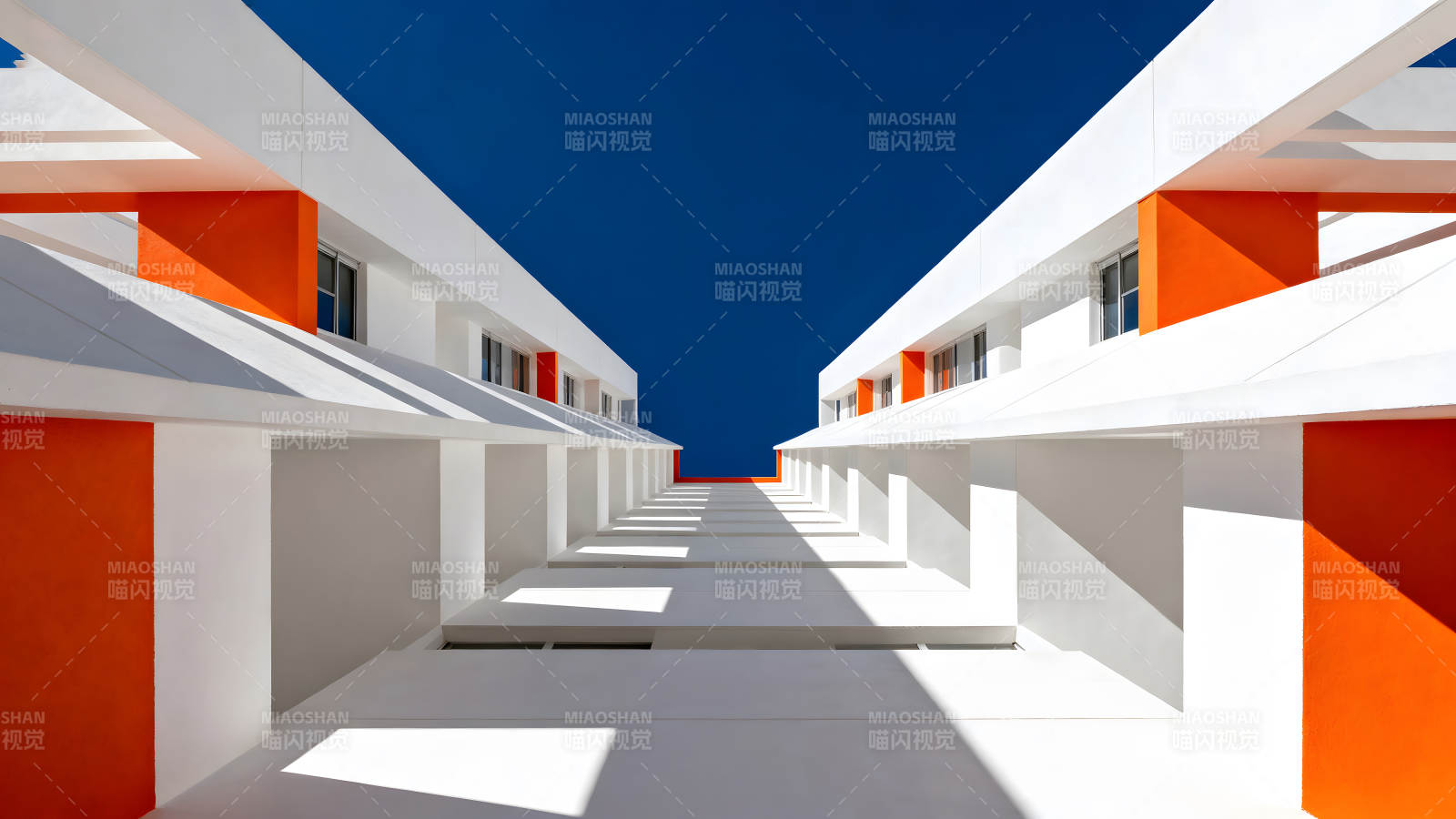 建筑对称几何结构与天空对比图片