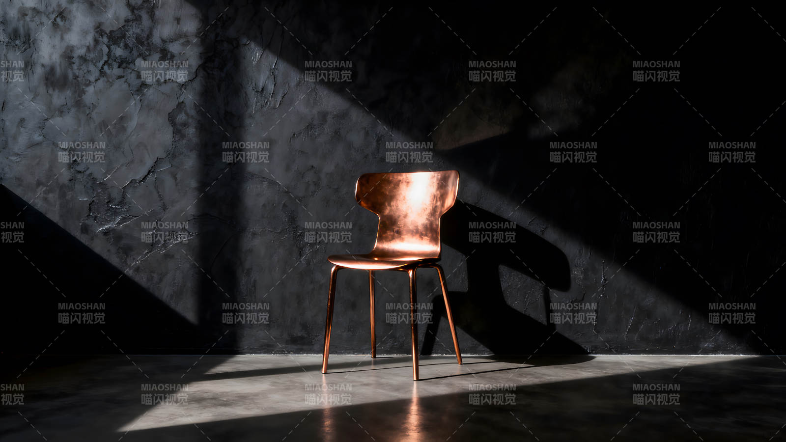 铜制椅子光影下的黑色背景图片