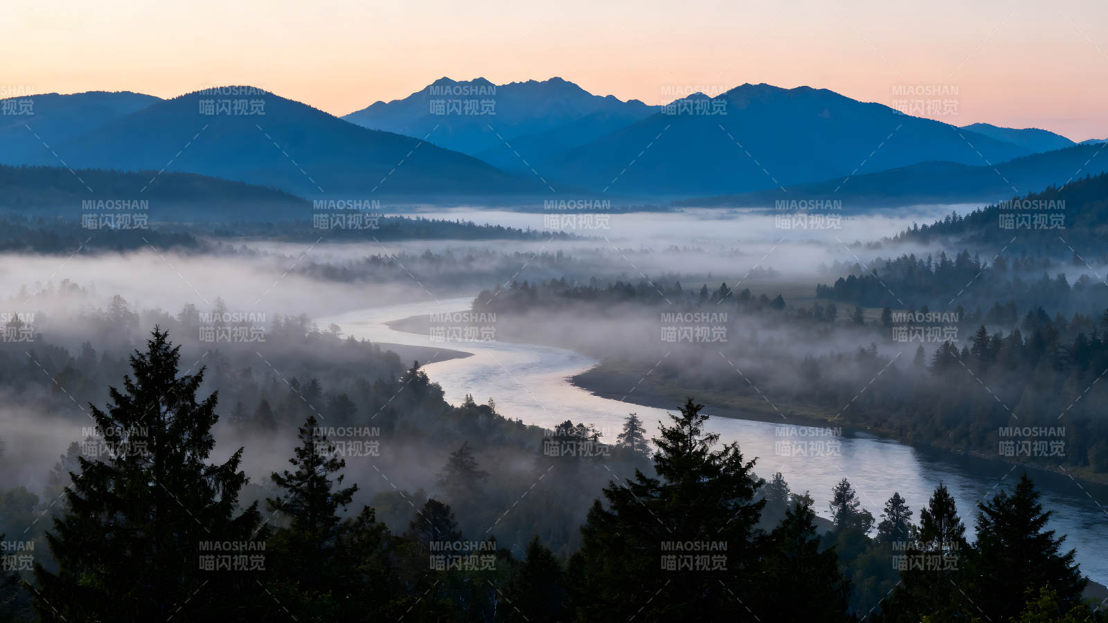 蜿蜒河流穿过山谷云雾缭绕的景象图片