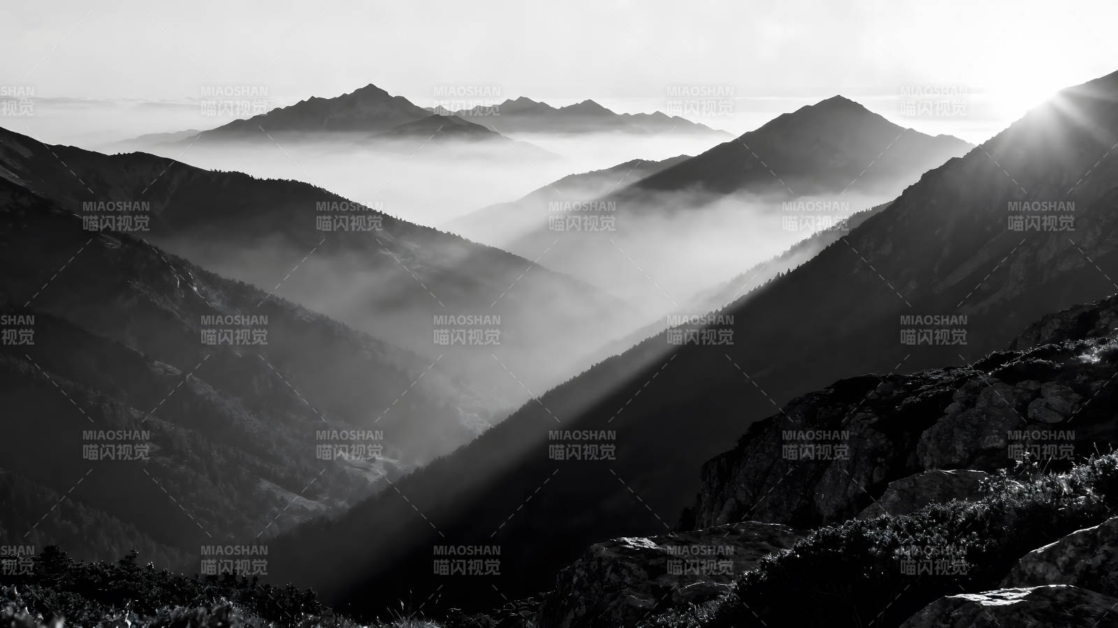 山峦叠嶂云雾缭绕光影交错的黑白风景图片