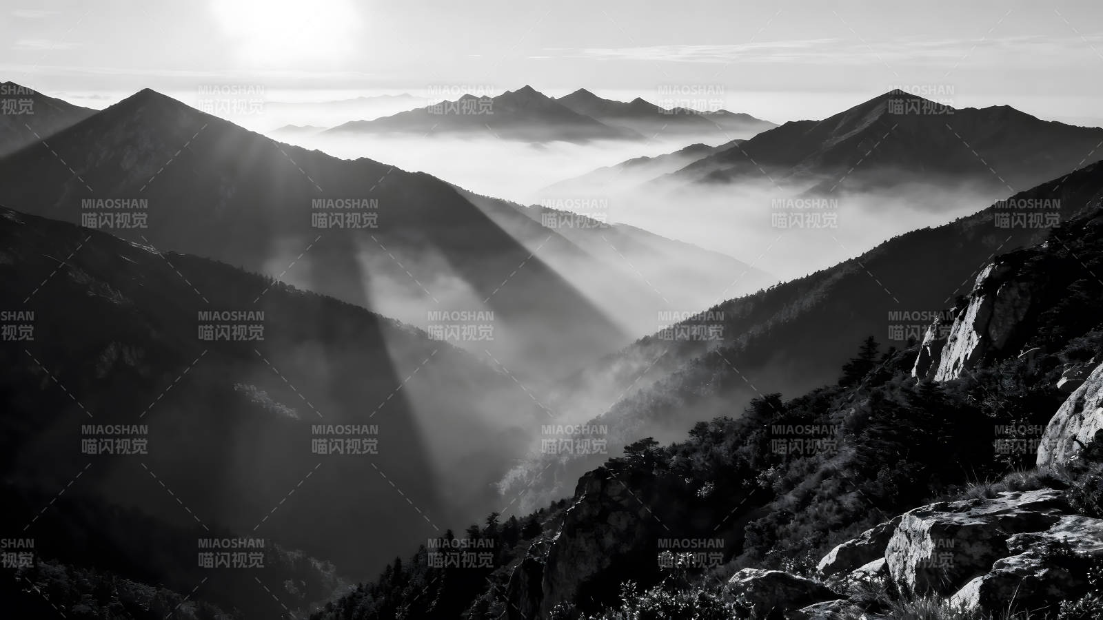 山峦雾气黑白摄影光影交错图片