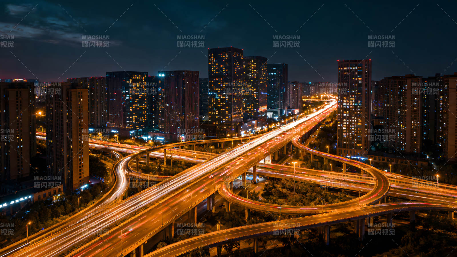 夜幕下城市高速公路图片