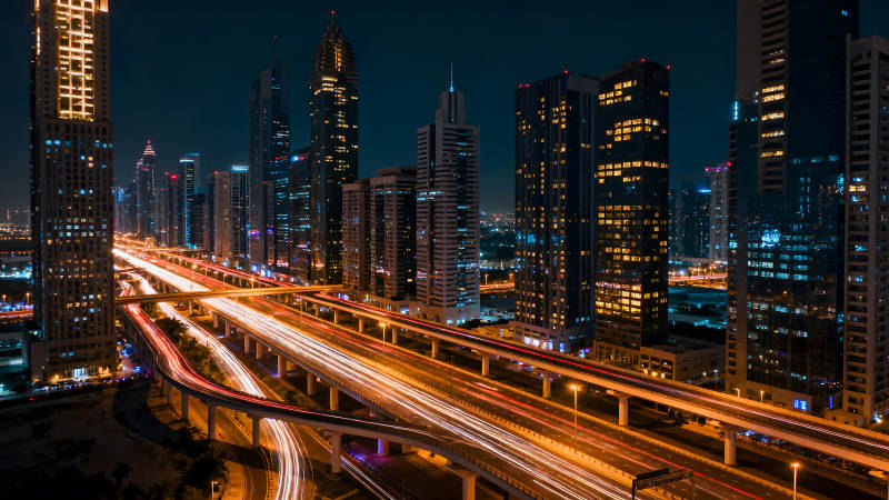 夜幕下的城市高楼与车流图片