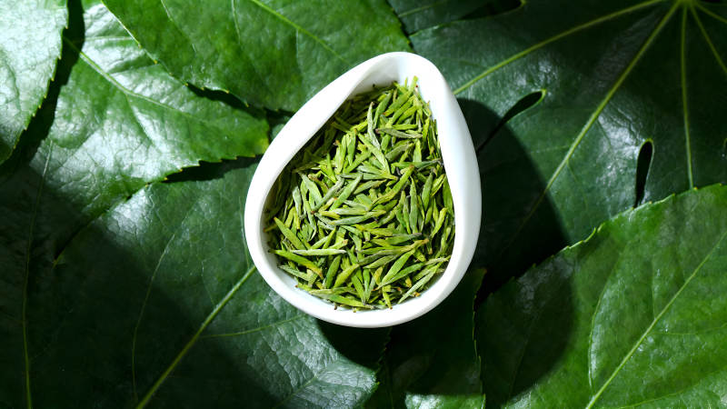 茶叶置于叶片之上细节丰富图片