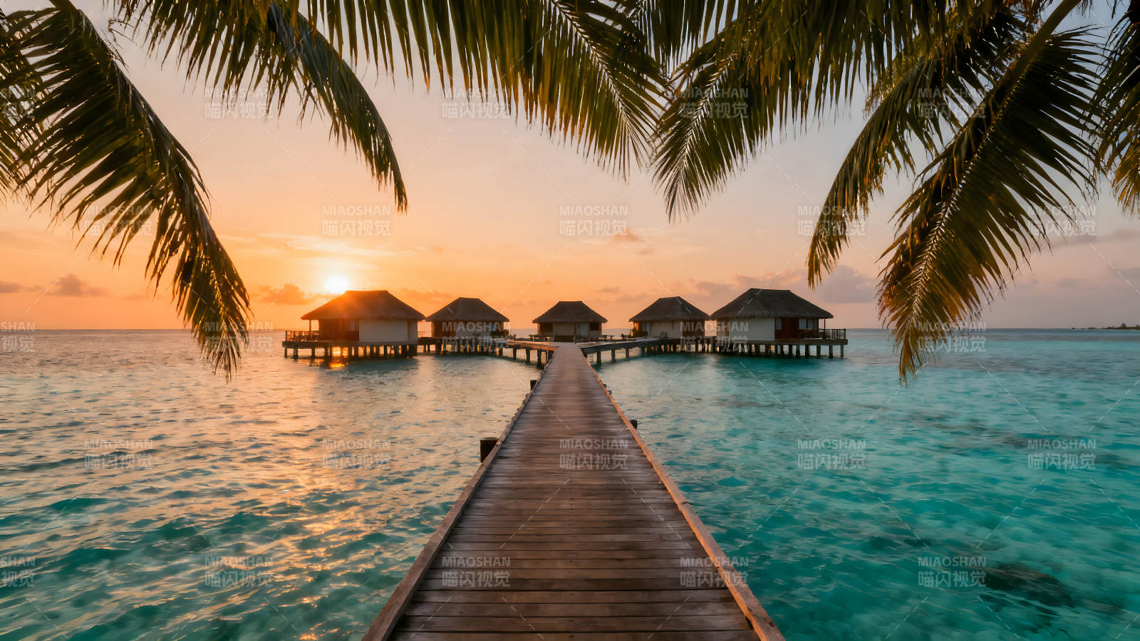 海边度假村落日风景图片