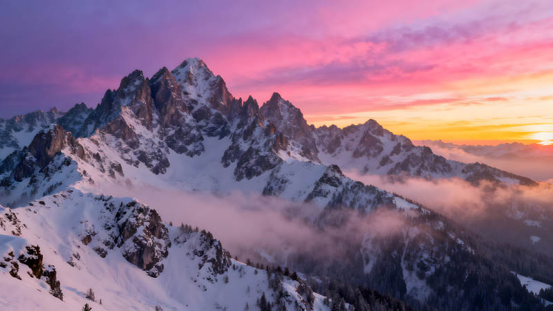 壮丽雪山日出景象图片