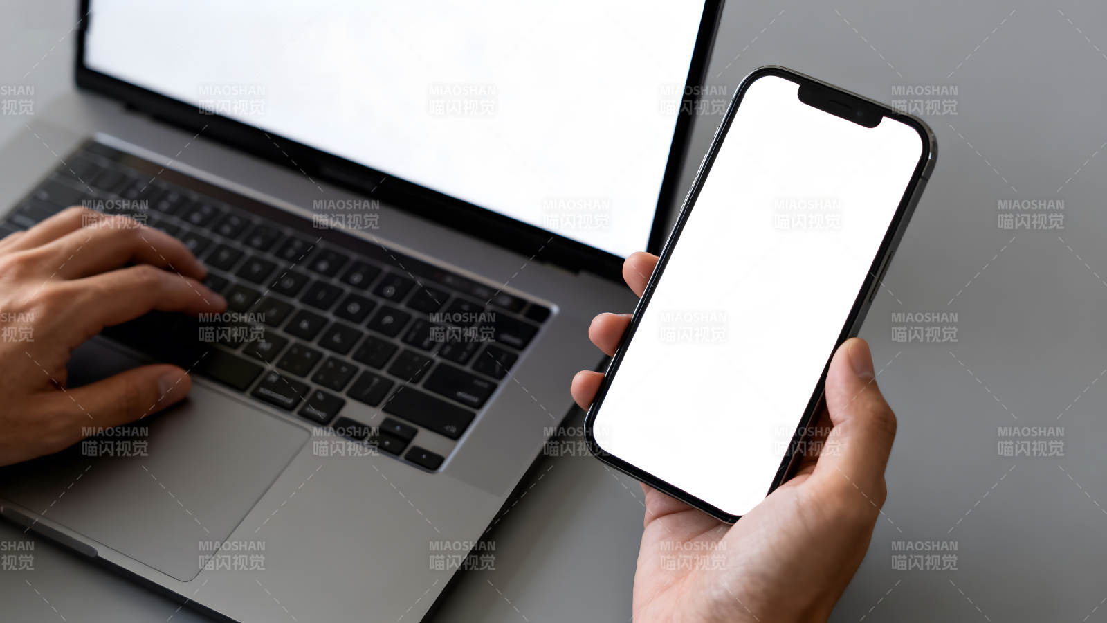 手持手机使用电脑图片