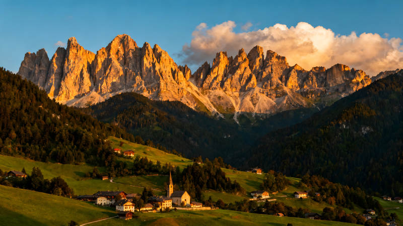 山峰村庄日落金光唯美风光图片