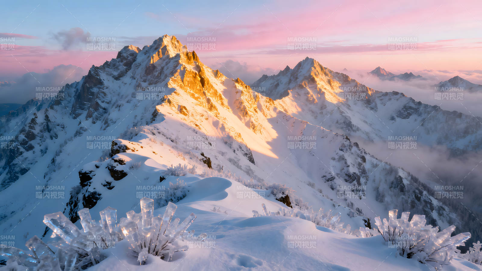 雪山日出金光耀眼景色壮丽图片