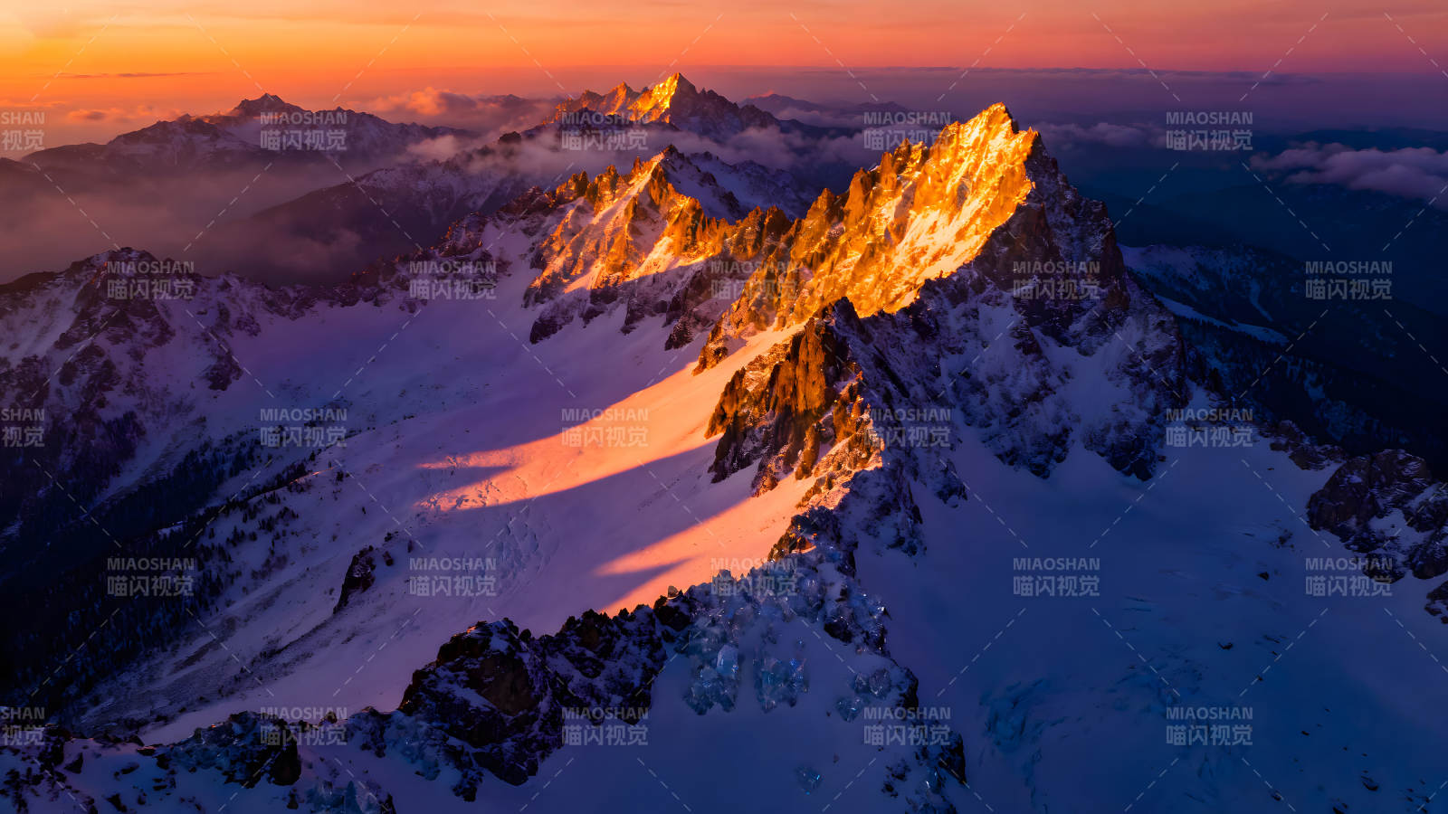 雪山日出金光万丈令人震撼图片