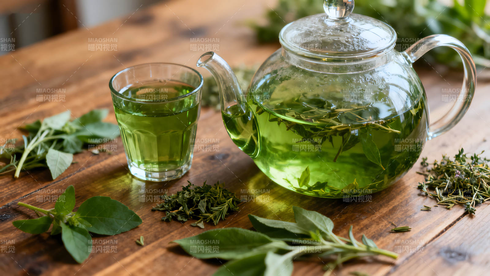 草本茶与茶具特写图片