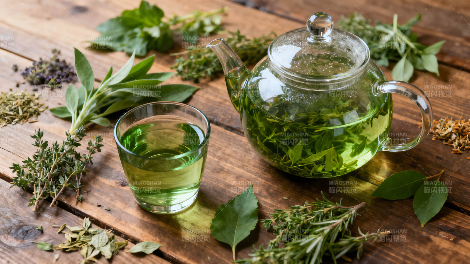 草本茶水清澈明亮摆放清新舒畅图片