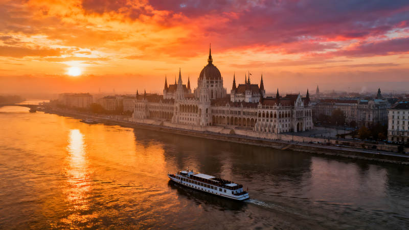 布达佩斯议会大厦日落景观图片