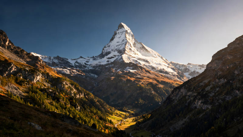 壮丽山景雪山耸立山谷幽深图片