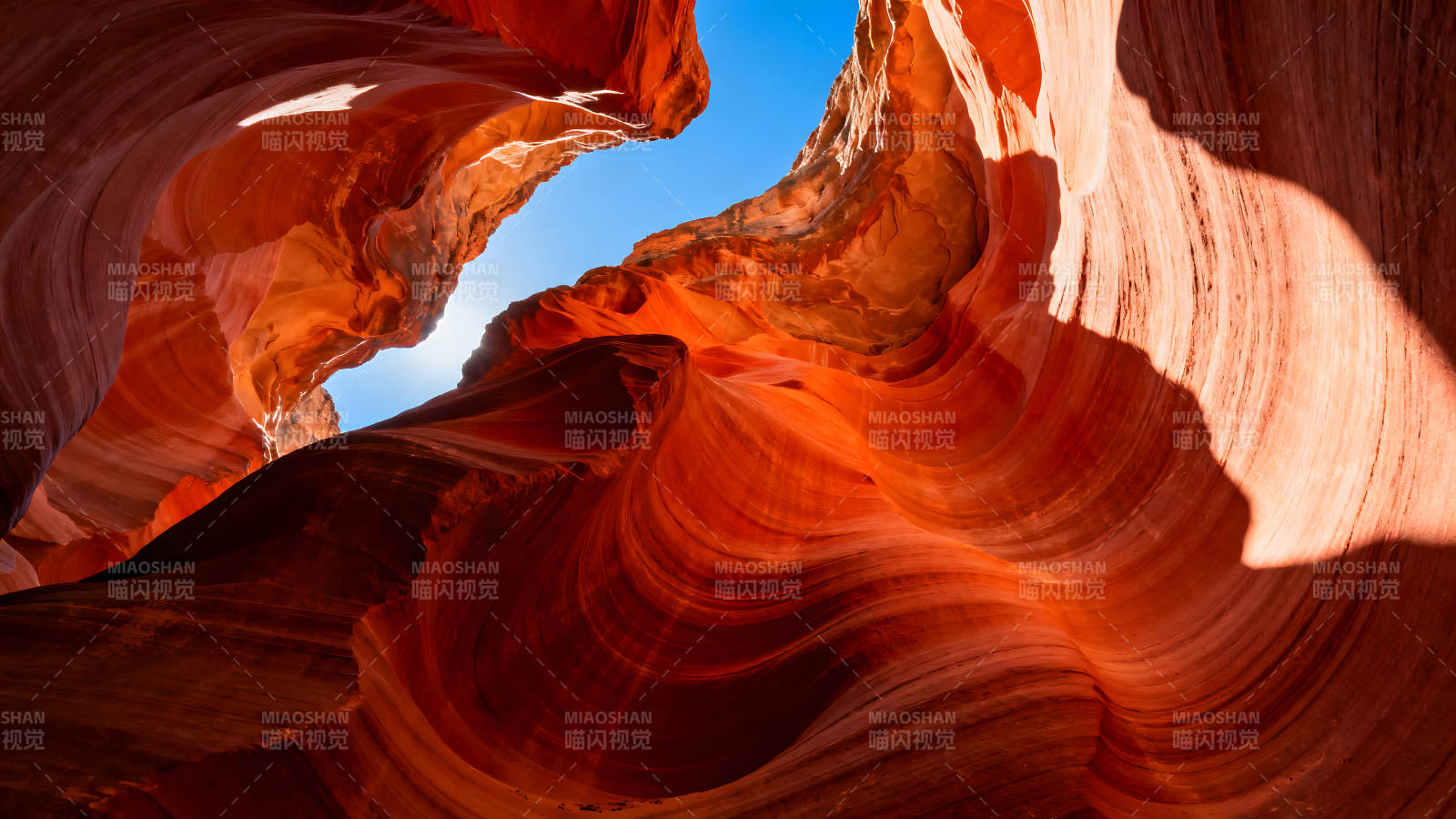 峡谷内部仰视视角呈现的橙红色岩壁结构图片