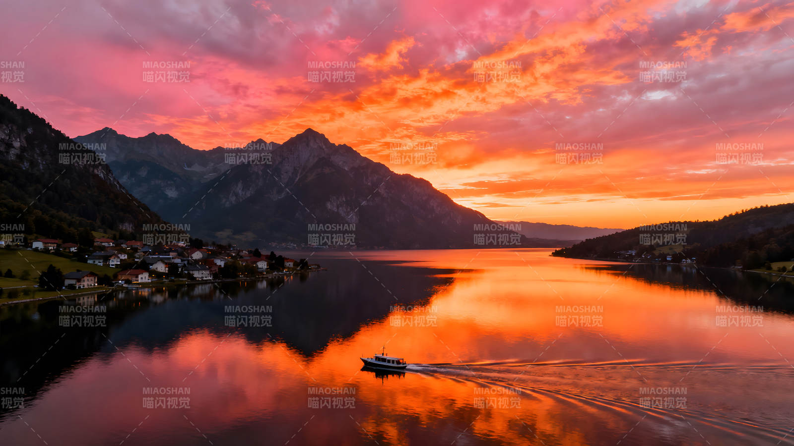 湖光山色下的绚丽晚霞与航行小船图片