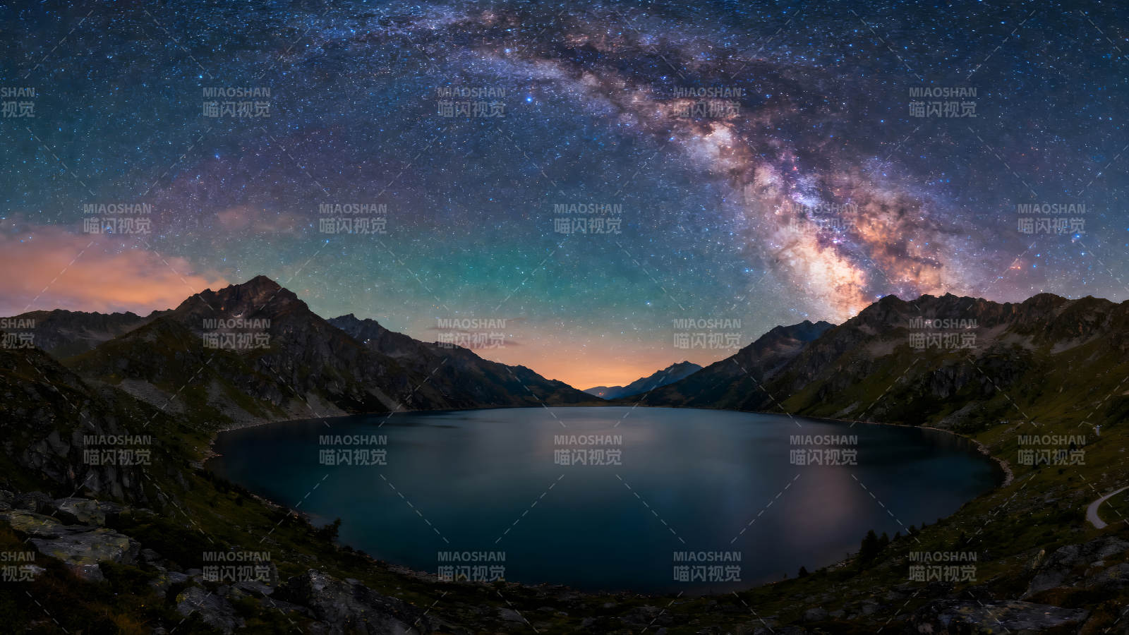 星空下的湖泊与山脉夜幕笼罩壮丽景色图片