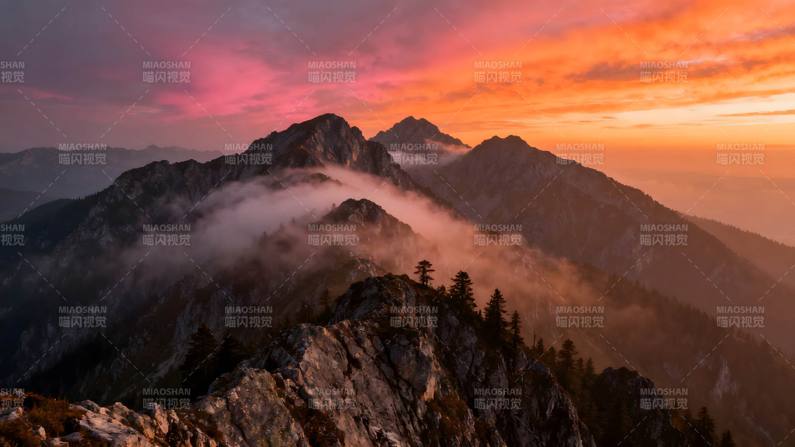 山峰云海日落天空奇景图片