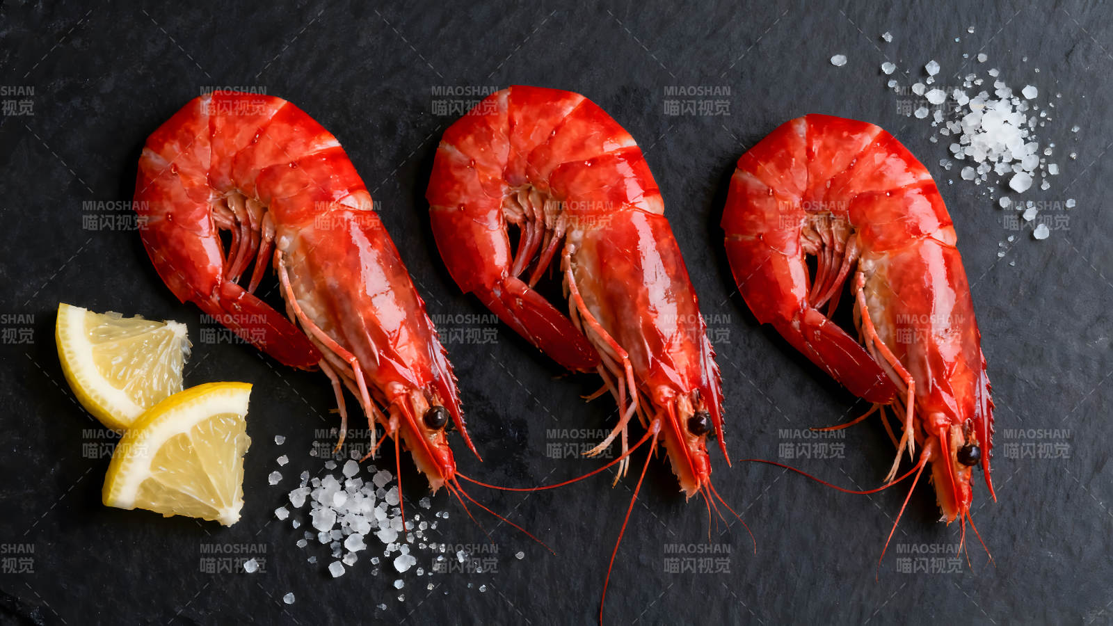 新鲜虾仁配柠檬和海盐图片