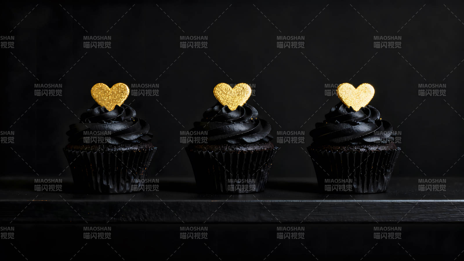 黑色的纸杯蛋糕和金色的心图片