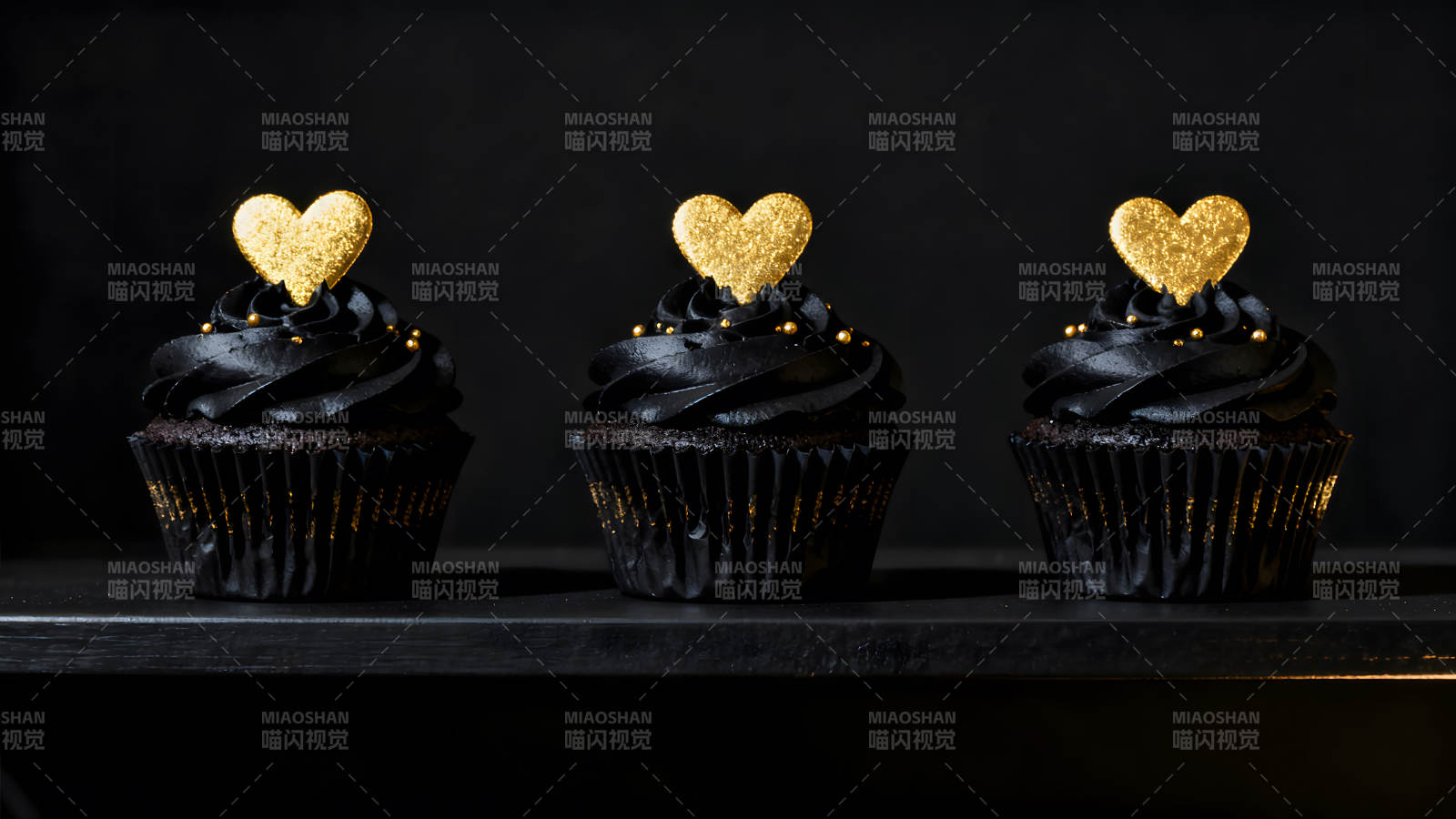 黑色纸杯蛋糕装饰金色爱心图片