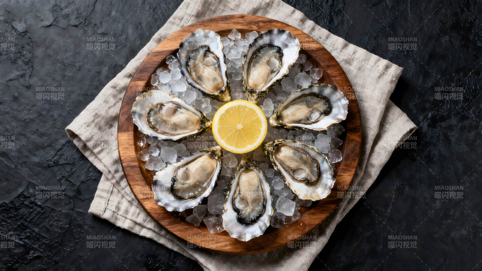 生蚝配柠檬置于冰块上图片