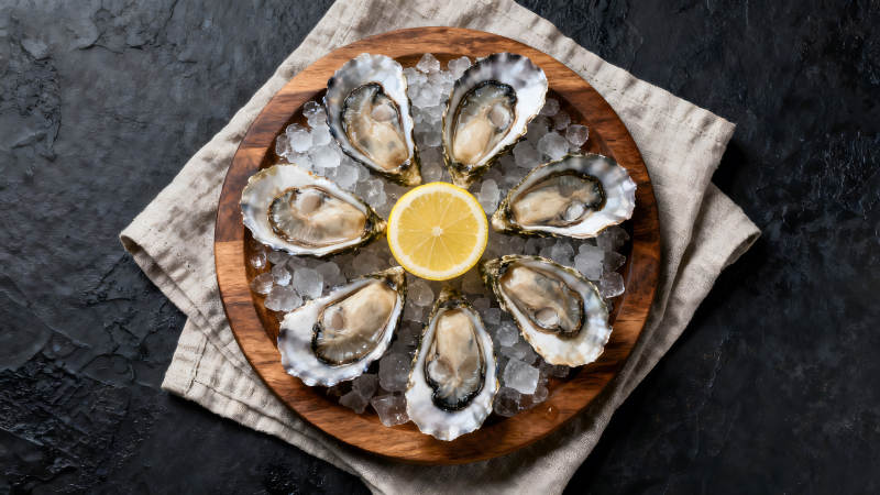 生蚝配柠檬置于冰块上图片