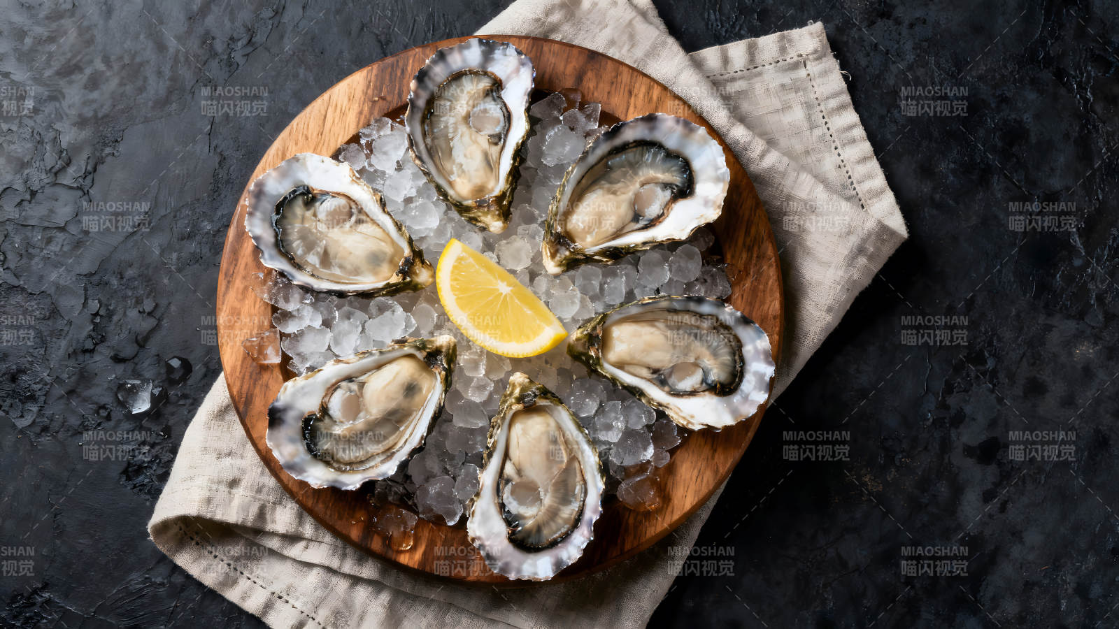 生蚝拼盘配柠檬和冰块图片