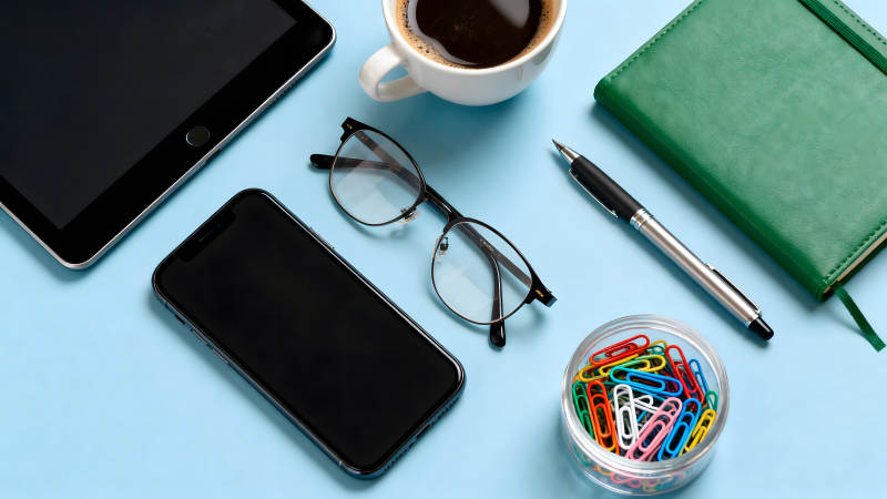 办公用品摆放整齐蓝色背景图片