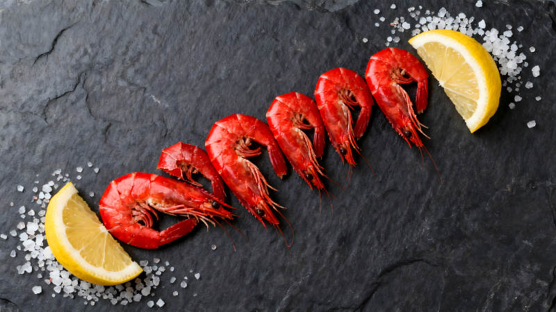 红虾柠檬美食黑石板上静置图片