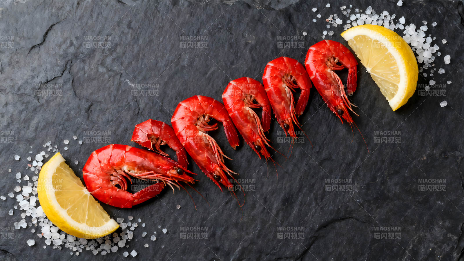 红虾柠檬美食黑石板上静置图片