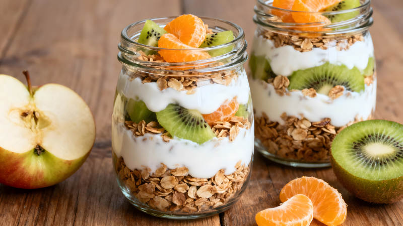 美味的水果酸奶杯和新鲜的水果图片