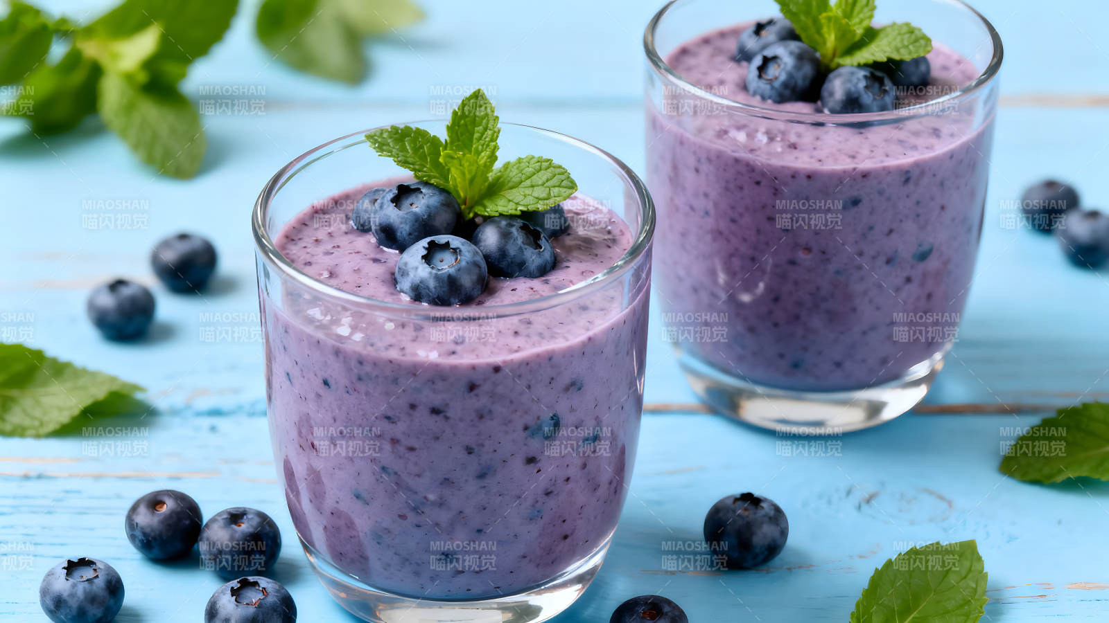 蓝莓奶昔与薄荷装饰图片