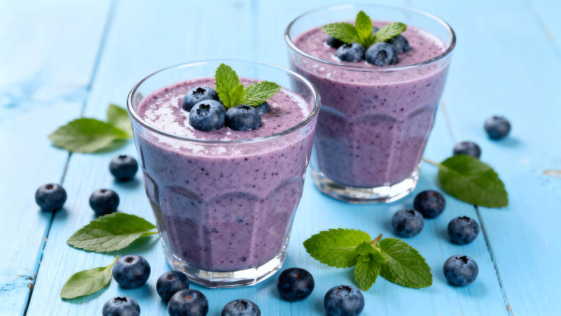 两杯蓝莓冰沙特写图片