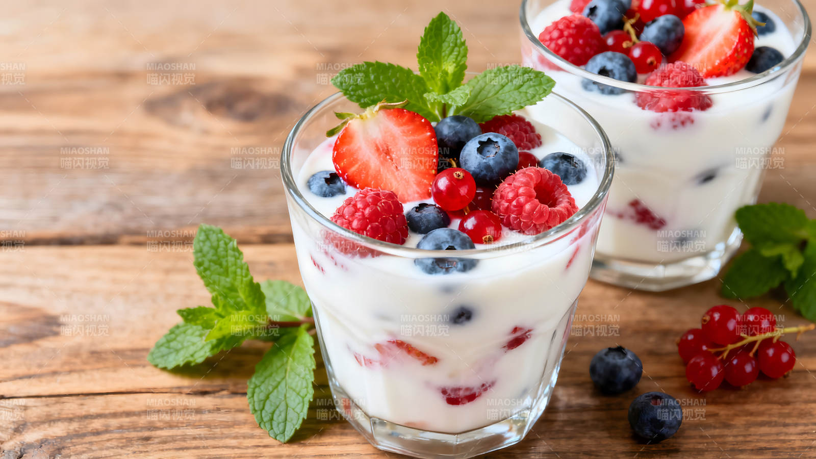 水果酸奶甜点特写图片