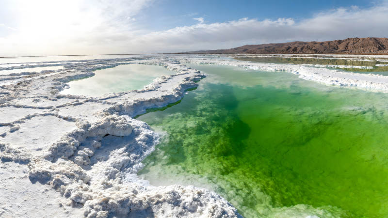 盐湖碧水奇观图片